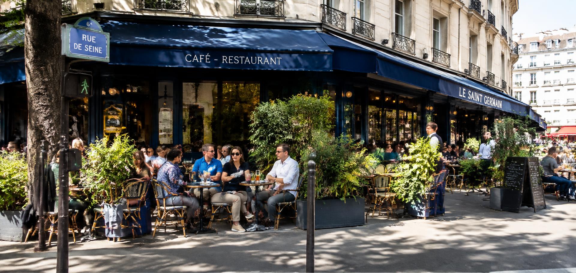 Terrasse animée d’un café-restaurant de quartier